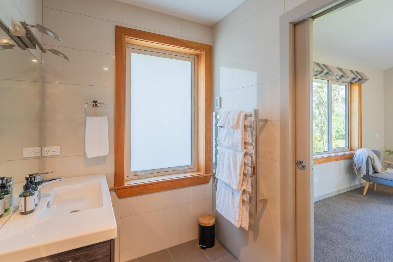 Anam Cara Gardens Luxury Villa Private Bedrooms And Ensuite Bathrooms Sleeps 9 Otaki ภายนอก รูปภาพ