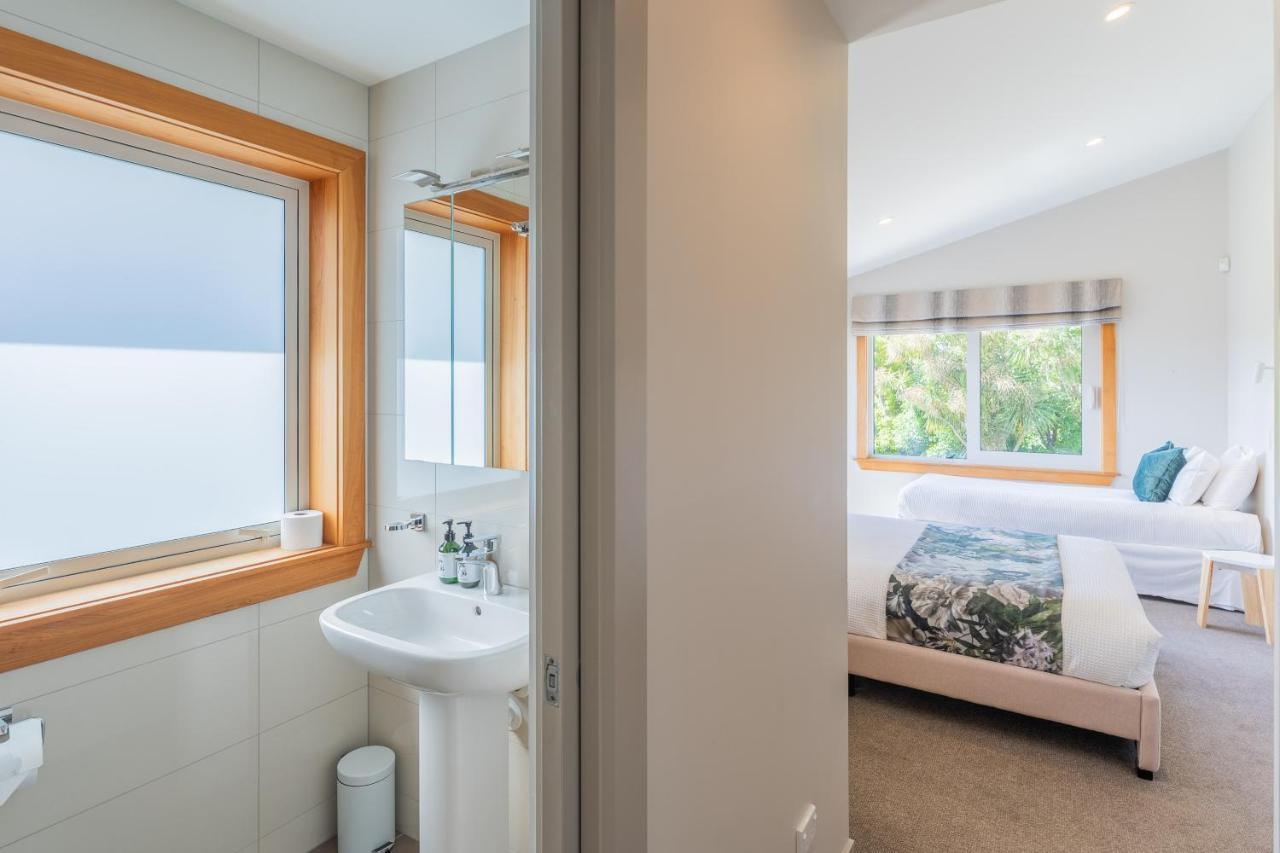 Anam Cara Gardens Luxury Villa Private Bedrooms And Ensuite Bathrooms Sleeps 9 Otaki ภายนอก รูปภาพ