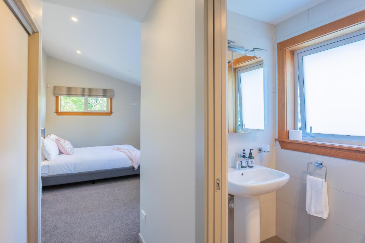 Anam Cara Gardens Luxury Villa Private Bedrooms And Ensuite Bathrooms Sleeps 9 Otaki ภายนอก รูปภาพ