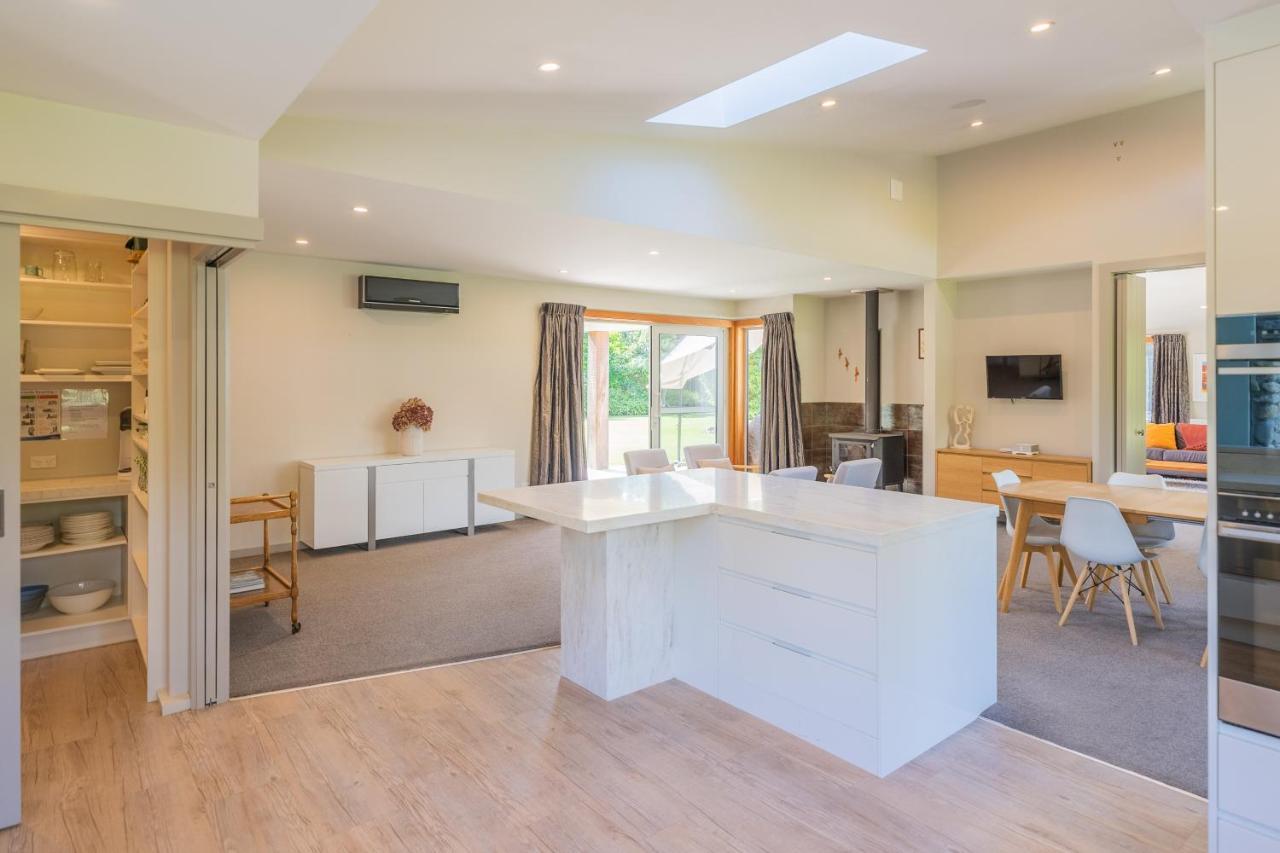 Anam Cara Gardens Luxury Villa Private Bedrooms And Ensuite Bathrooms Sleeps 9 Otaki ภายนอก รูปภาพ
