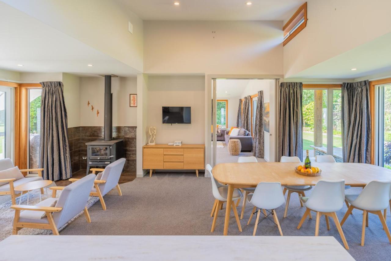 Anam Cara Gardens Luxury Villa Private Bedrooms And Ensuite Bathrooms Sleeps 9 Otaki ภายนอก รูปภาพ