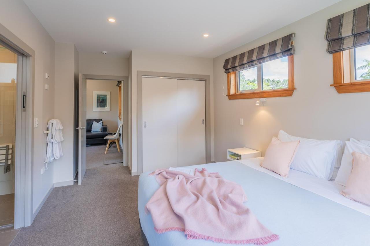 Anam Cara Gardens Luxury Villa Private Bedrooms And Ensuite Bathrooms Sleeps 9 Otaki ภายนอก รูปภาพ