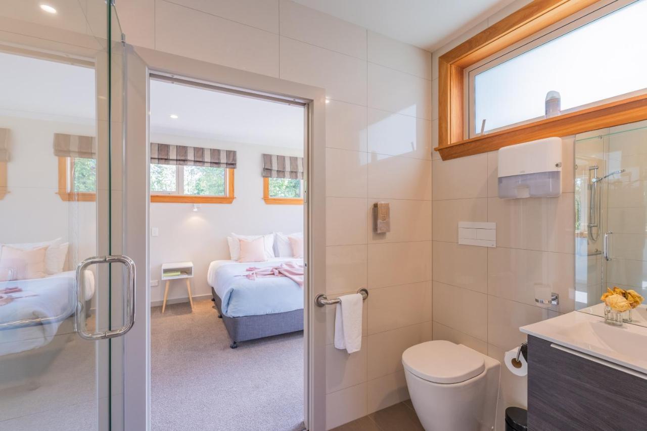 Anam Cara Gardens Luxury Villa Private Bedrooms And Ensuite Bathrooms Sleeps 9 Otaki ภายนอก รูปภาพ