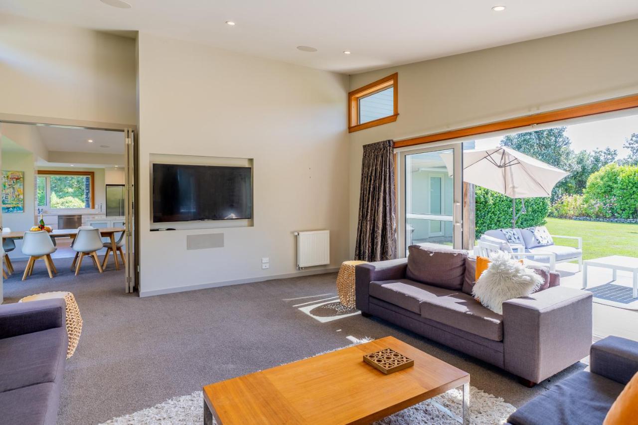 Anam Cara Gardens Luxury Villa Private Bedrooms And Ensuite Bathrooms Sleeps 9 Otaki ภายนอก รูปภาพ