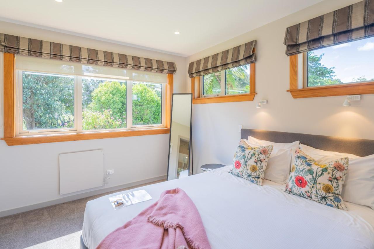 Anam Cara Gardens Luxury Villa Private Bedrooms And Ensuite Bathrooms Sleeps 9 Otaki ภายนอก รูปภาพ