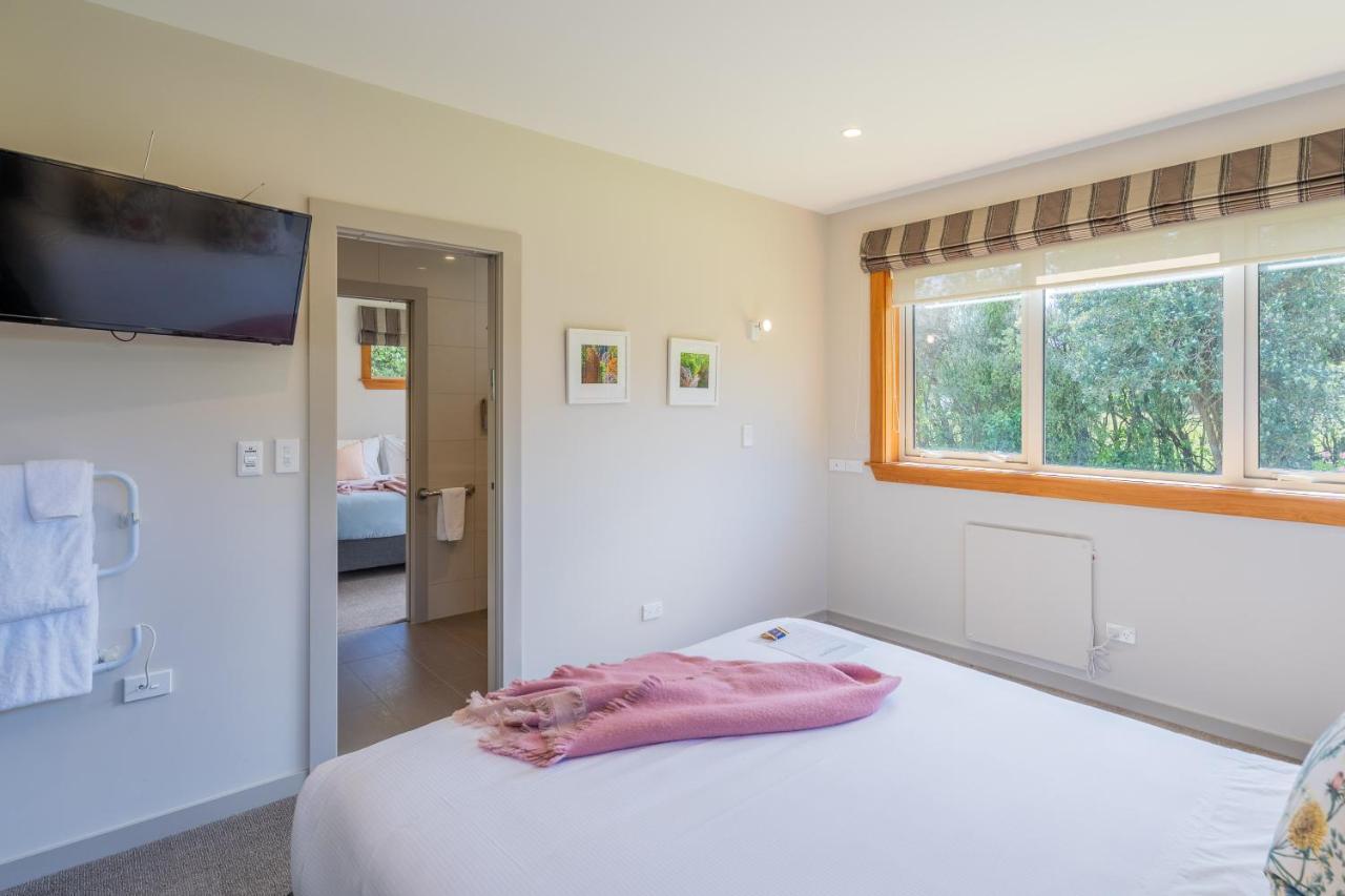 Anam Cara Gardens Luxury Villa Private Bedrooms And Ensuite Bathrooms Sleeps 9 Otaki ภายนอก รูปภาพ